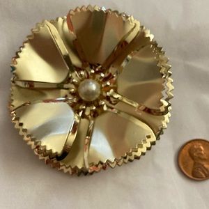 Vtg Flower brooch gold with pearl